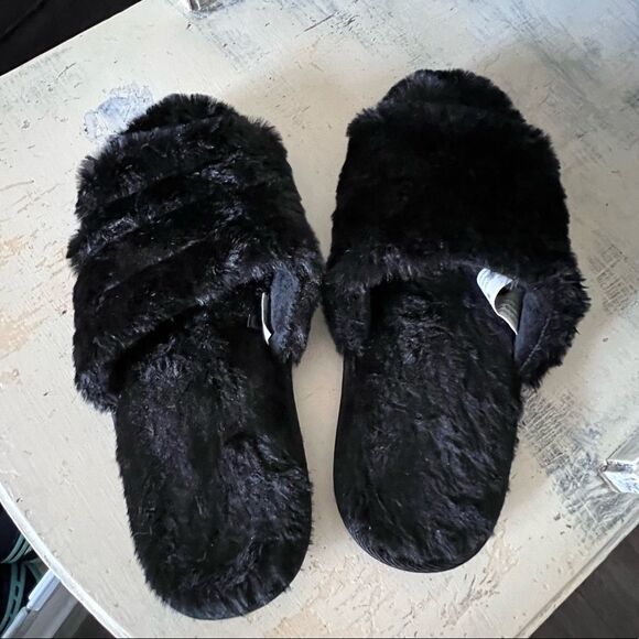 Fuzzy slippers 9 - Picture 1 of 3